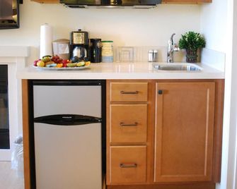 Bella Capri Inn and Suites - Camarillo - Kitchen