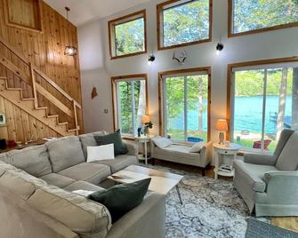 Lakehouse with 100ft of private waterfront on Lovejoy Pond - Fayette - Sala de estar