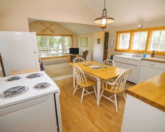 Restful Retreat, deluxe 2BR lakefront cabin with private fire pit - Richmond - Cocina
