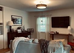 Cozy & Pet Friendly Franklin Home - Franklin - Wohnzimmer