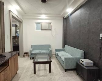 85 The Ganges 2 Bhk Apartment For Homestay - Rishikesh - Living room