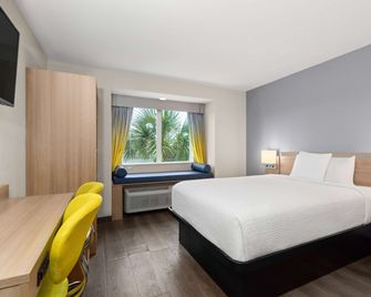 Microtel Inn & Suites by Wyndham Panama City - Panama City - Bedroom