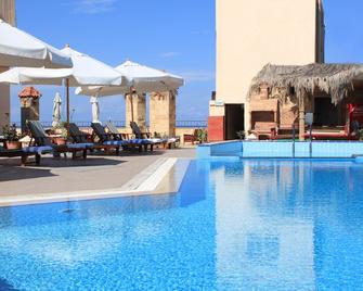 فندق تشيري ماريسكي - الإسكندرية - حوض السباحة