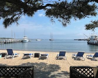 Vineyard Harbor Motel - Vineyard Haven - Beach