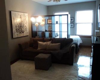 3 br/ 2 ba cozy and big space - Moultrie - Living room