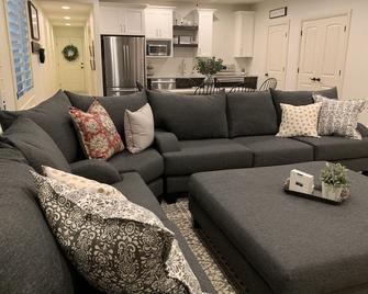 Bright & Beautiful 3 Bedroom Basement Apartment - Highland - Living room