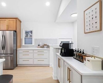 Luxurious Retreat with Sauna and Modern Design - Warrensville Heights - Cocina