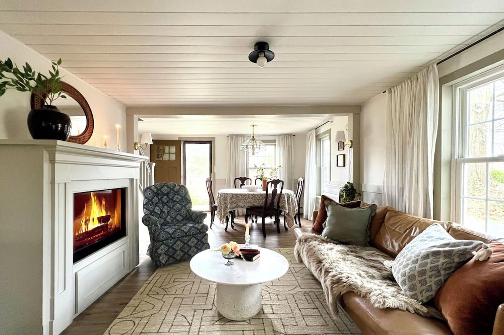 Vintage Vibes - Hot Tub - King Bed - Cottage Abode - State College - Living room