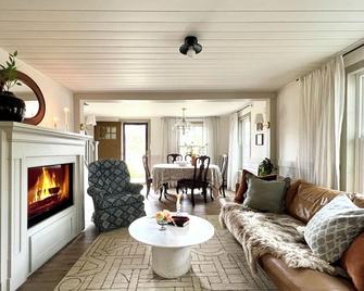 Vintage Vibes - Hot Tub - King Bed - Cottage Abode - Стейт-Коледж - Вітальня