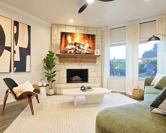 Luxe House Stay w Glamping, Pool, Golf Sim, Cinema - Royse City - Living room