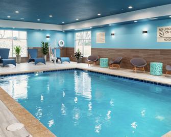 Hampton Inn & Suites Pittsburgh New Stanton PA - New Stanton - Zwembad