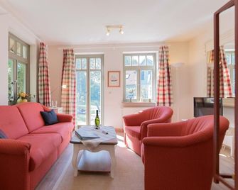 Ferienhaussiedlung Strandperlen Sanddornhof 7c (Typ II) - Wustrow (Darss) - Wohnzimmer