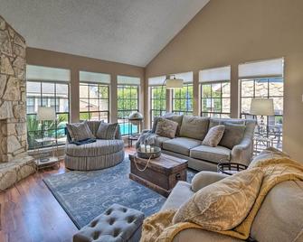 Horseshoe Bay Resort Townhome - Near Lake Lbj! - Horseshoe Bay - Living room