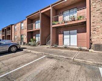 Game Day Retreat Pool Access, 2 Mi to Texas A and M - College Station - Building