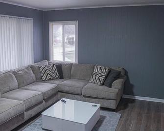 Tranquil 2-bedroom house with WiFi in Akron - Akron - Living room