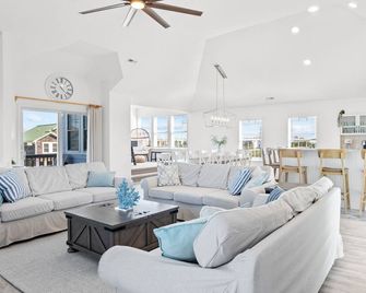 Welcoming Beach House with Private Pool and Hot Tub - Avon - Pokój dzienny