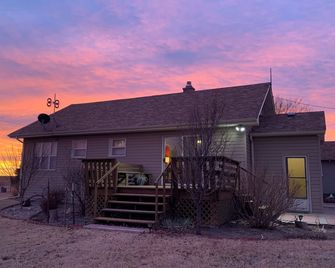 Ranch House- peaceful prairie escape - Colby - Gebäude