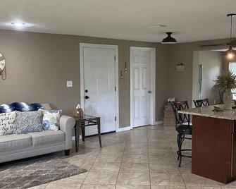Lakehouse - Bring your small boat, jet ski or use our kayaks! - Land O' Lakes - Living room
