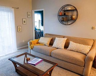 Boho Rehoboth condo-2bd/3.7mi beach/.5mi outlets - Rehoboth Beach - Living room