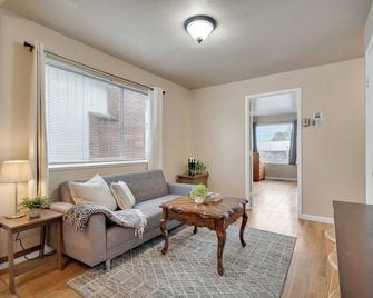 Brighton House - Walk to Metro - Seattle - Living room