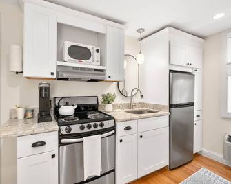 Ember Suite at The Hygge House - Newburyport - Кухня