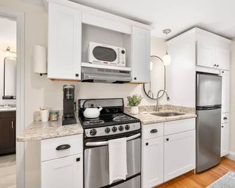 Ember Suite at The Hygge House - Newburyport - Keuken