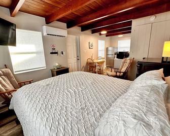 Cottage 34: Coconut Cottage - Waterfront Lodging in Downtown Tavares, FL - Tavares