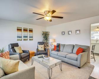 Charming Orem Home With Yard - Near Byu And Uvu! - Orem - Living room