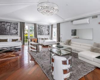 Family Vacation Dream: Privately Gated Mansion Tennis Court and Walk to Rodeo Dr - Beverly Hills - Living room