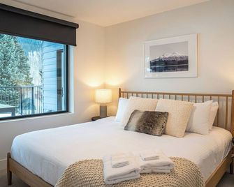 Q's Hideaway - Revelstoke - Bedroom