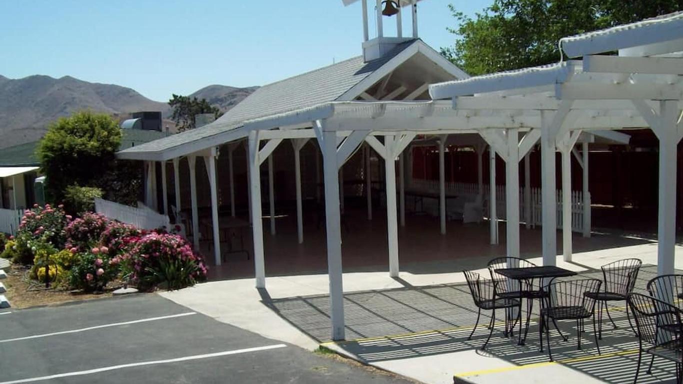 Lakeshore Lodge