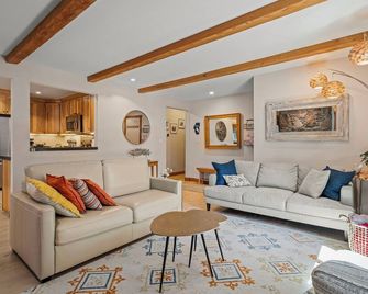 Lake Tahoe Creekside Retreat - Walk to Beach - Incline Village - Living room