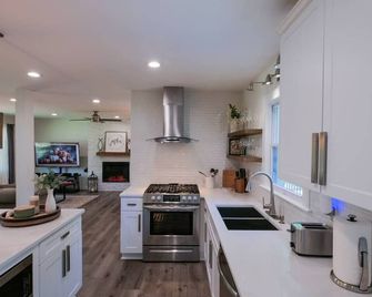 Cozy and Comfortable-King Bed-1mile to Dtwn Woodstock - Woodstock - Keuken