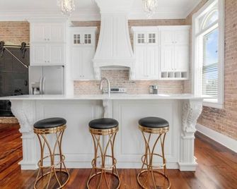 Historic downtown apartment with a view - 크라울리 - 주방