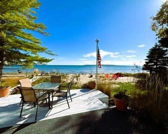 The Huron Hutch - Saint Ignace - Patio