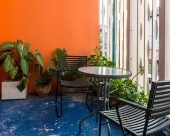 Gotum Hostel & Restaurant - Phuket City - Patio