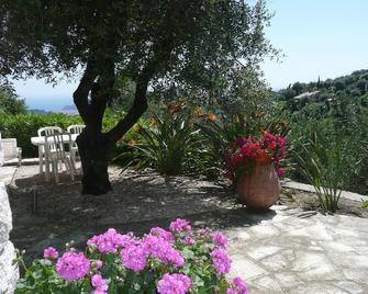 Charming studio in villa Fairytale view day and night on the sea and the city of Nice - Saint-André-de-la-Roche - Patio
