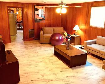 Beautiful and Peaceful Home - Greer - Living room