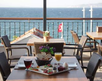 Focamor Otel - Yenifoça - Living room