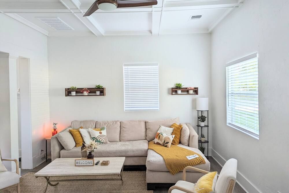 Historic Magnolia Be-Hive: King Bed, Private Oasis, 3mi to Casino & Seu - Durant - Wohnzimmer