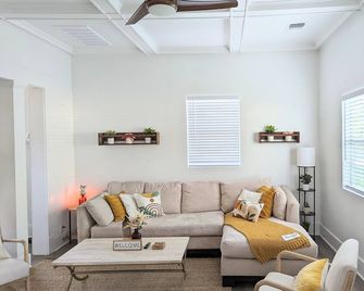Historic Magnolia Be-Hive: King Bed, Private Oasis, 3mi to Casino & Seu - Durant - Wohnzimmer