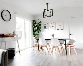 Luxury Modern King Suite - Family/Business Getaway - Salem - Essbereich