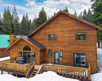 5 Mins to Ski Resort Ping Pong, Pool Table, Deck Donner Ridge by Avantstay - Truckee - Edificio