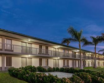 Ramada by Wyndham Sarasota Waterfront - Sarasota - Bygning