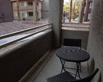 SuperHost 5 Star Service with 3 Bedrooms U001 - Spring Valley - Balcón