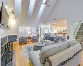 Gorgeous Pinehurst No 6 Home with Two Patios! - Pinehurst - Living room