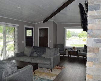 Prepared to be WOWEd by this 3 bedroom perfectly located house in Appleton. - Appleton - Living room