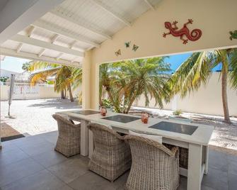 Villa with 3 bedrooms, 2 bathrooms, private swimming pool close to the beaches - Sint Willibrordus - Binnenhof