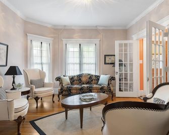 Beautifully Renovated Home, Blocks from Restaurants and Entertainment! - Petoskey - Living room