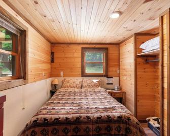 Dog Friendly, Quiet Neighborhood, Cozy lower level cabin - Albany - Habitación